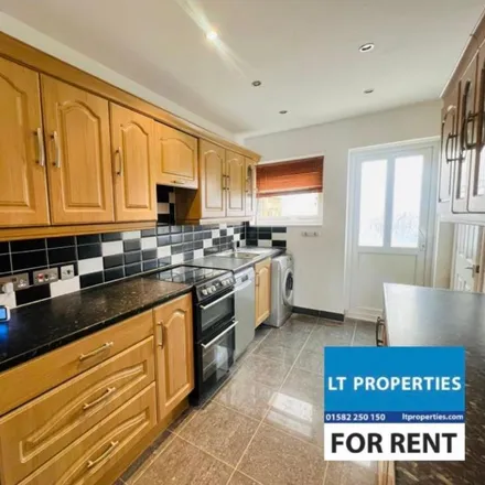 Image 4 - Garretts Mead, Luton, LU2 9BY, United Kingdom - Townhouse for rent