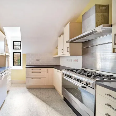 Image 2 - 1-12 Duncroft Manor, Vicarage Road, Staines-upon-Thames, TW18 4XX, United Kingdom - Apartment for rent