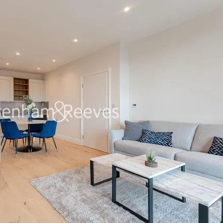 Image 1 - Inglis Way, London, NW7 1TP, United Kingdom - House for rent