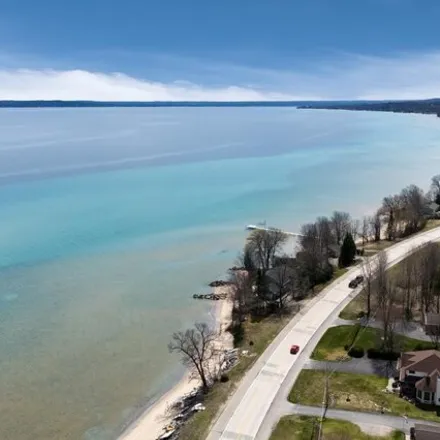 Image 9 - 8079 South West Bay Shore Drive, Greilickville, Elmwood Charter Township, MI 49684, USA - House for sale