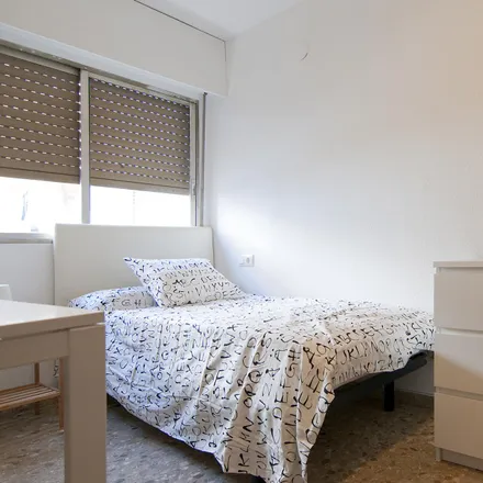 Rent this 5 bed room on Bar Restaurante Changlong in Carrer de l'Ermita, 46006 Valencia