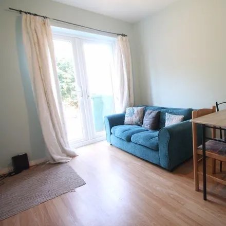 Rent this 3 bed duplex on New Peachey Lane in London, UB8 3SY
