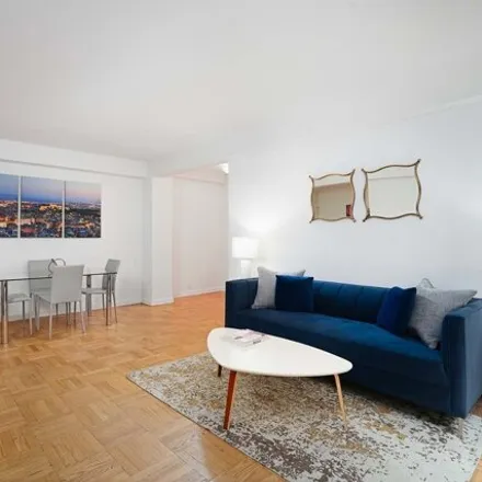 Image 2 - 45 E End Ave Apt 5J, New York, 10028 - Apartment for sale