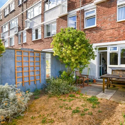 Rent this 3 bed apartment on Weymouth Terrace in London, E2 8JP