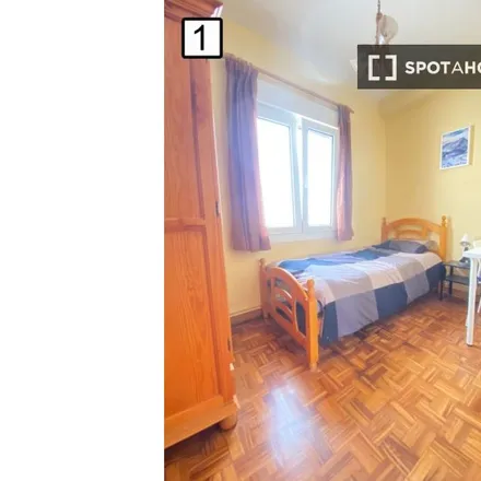 Rent this 4 bed room on Calle Río Ega in 32 bis, 31005 Pamplona