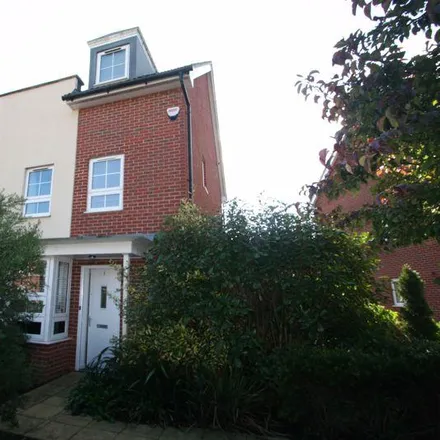 Rent this 4 bed townhouse on Cambrian Way in Goring-by-Sea, BN13 1FP