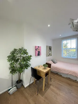 Rent this studio apartment on 97 Walm Lane in London, NW2 4QR