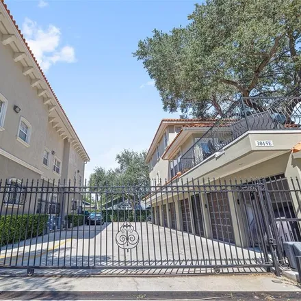 Buy this 3 bed townhouse on 3007 West Bayview Avenue in Tampa, FL 33611
