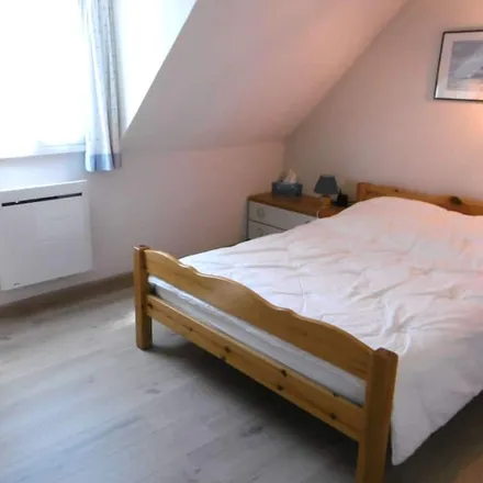 Rent this 2 bed townhouse on Sarzeau in Rue de la Poste, 56370 Sarzeau