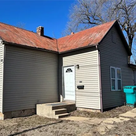 Buy this 2 bed house on 423 Walnut Street in Sullivan, MO 63080