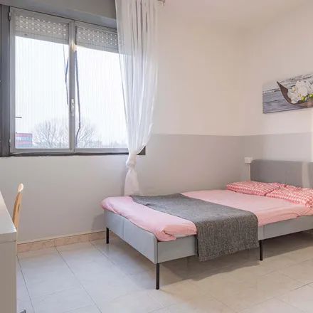 Rent this 5 bed room on Gemini in Via Ponale, 20162 Milan MI