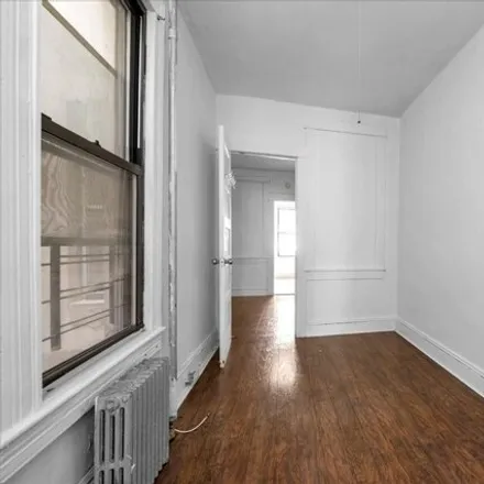 Image 9 - 1881 Putnam Avenue, New York, NY 11385, USA - Townhouse for sale
