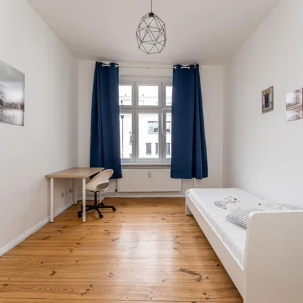 Rent this 3 bed room on Boxhagener Straße 49 in 10245 Berlin, Germany