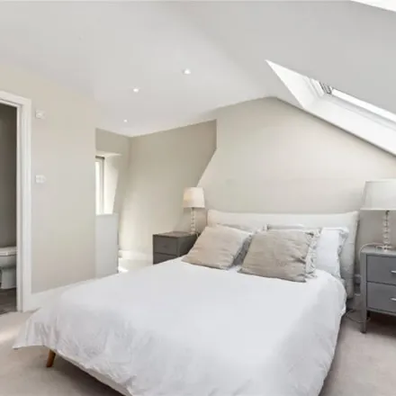 Rent this 5 bed townhouse on Poynders Road in London, SW4 8PB