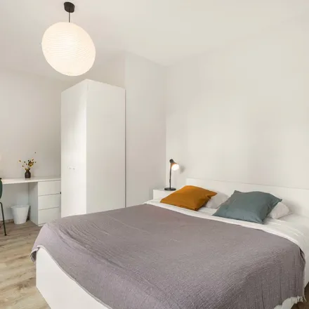 Rent this 2 bed apartment on Rue des Fripiers - Kleerkopersstraat 33 in 1000 Brussels, Belgium