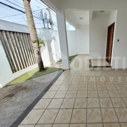 Buy this 3 bed house on Avenida Antônio Thomaz Ferreira de Rezende in Nossa Senhora das Graças, Uberlândia - MG