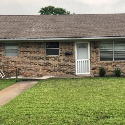 Rent this 2 bed house on 101 S Burdette Ave in Sherman, Texas