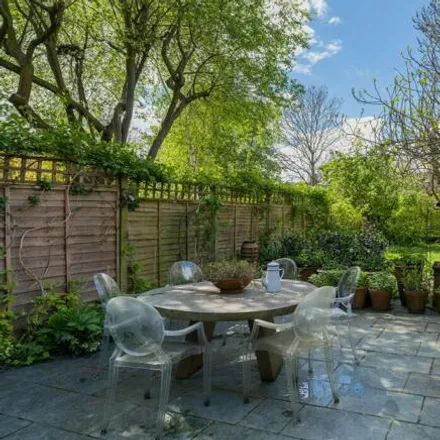 Image 9 - 26 Crediton Road, Brondesbury Park, London, NW10 3DT, United Kingdom - Townhouse for sale