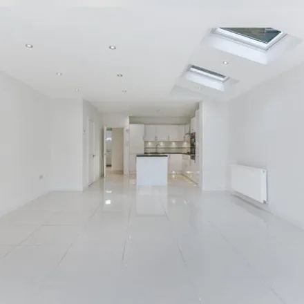 Image 3 - Russell Road, London, SW19 1PA, United Kingdom - Townhouse for rent