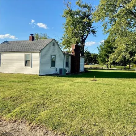 Image 1 - 711 Spring Valley Drive, Okawville, Washington County, IL 62271, USA - House for sale