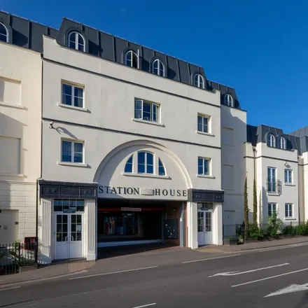 Rent this 5 bed apartment on Station House in Old Warwick Road, Royal Leamington Spa