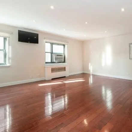 Image 3 - 93-02 34th Avenue, New York, NY 11372, USA - Apartment for sale