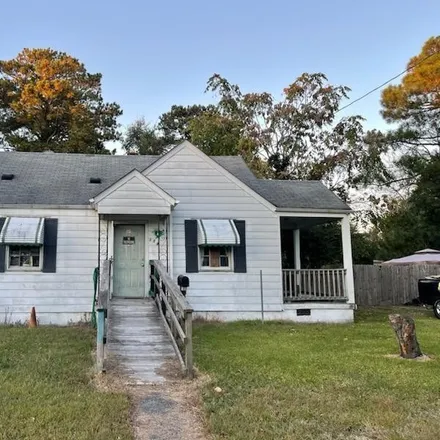 Buy this 2 bed house on 106 Fairview Circle North in Portsmouth City, VA 23702
