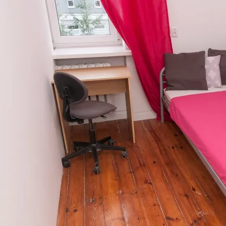 Rent this 6 bed room on Plac generała Józefa Hallera 9 in 03-464 Warsaw, Poland