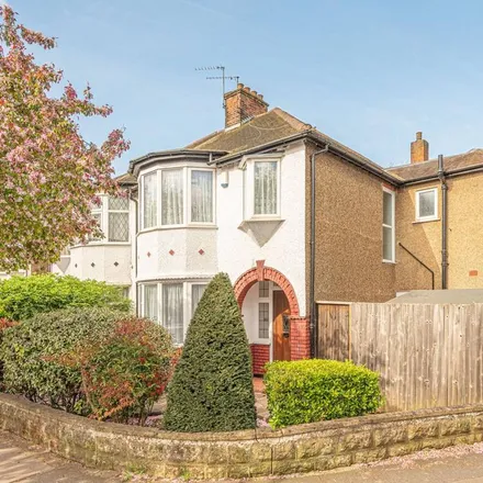 Rent this 5 bed duplex on Wentworth Close in London, N3 1YP