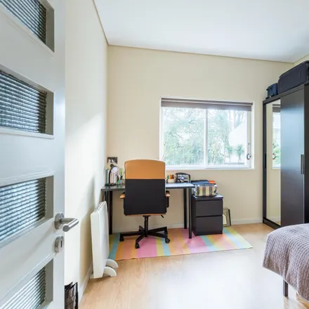 Rent this 4 bed room on Teixeira Pascoais in Rua da Constituição, 4200-131 Porto