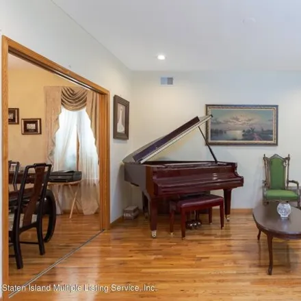 Image 9 - 30 Knauth Pl, New York, 10305 - House for sale