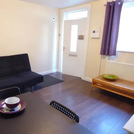 Image 7 - Manor Rise, Huddersfield, HD4 6NR, United Kingdom - House for rent