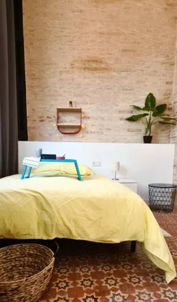 Rent this 6 bed room on Carrer de Quart in 89, 46008 Valencia