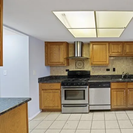 Image 3 - 899 Carnaby Court, Schaumburg, IL 60194, USA - House for sale