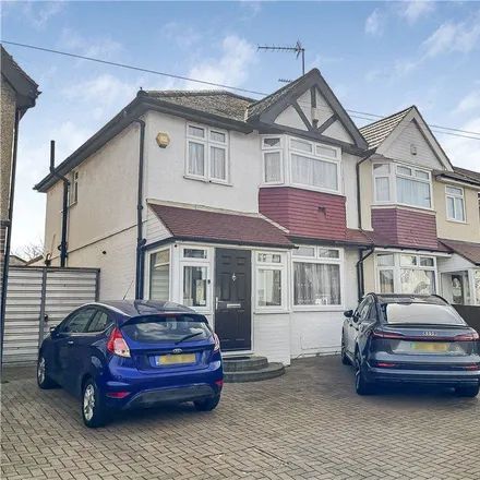 Rent this 4 bed duplex on Heath Road in London, TW3 2NS