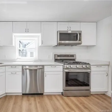 Image 4 - 28A 3rd Avenue, New York, NY 10465, USA - Apartment for sale