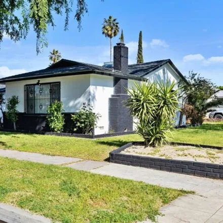 Image 2 - 4599 East Woodward Avenue, Fresno, CA 93702, USA - House for sale