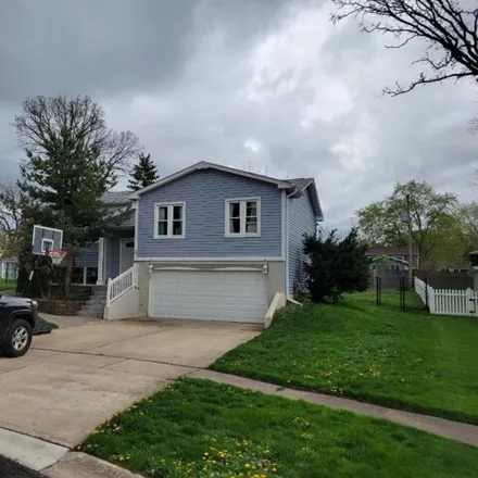 Buy this 3 bed house on 2 Oakview Court in Woodridge, IL 60517