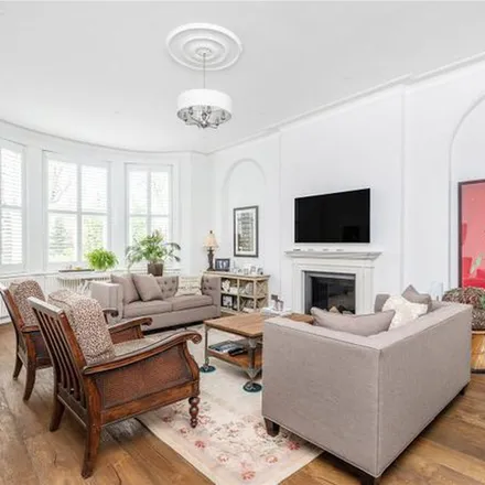 Rent this 6 bed apartment on King's House School in 68 Kings Road, London