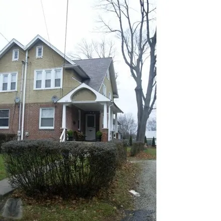 Rent this 3 bed house on 905 East Railroad Avenue in Haverford Township, PA 19010