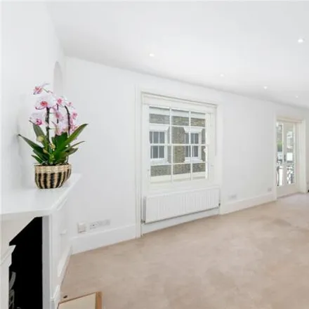Rent this 2 bed room on 45 Queen's Gate Mews in London, SW7 5QN