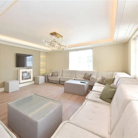 Rent this 6 bed apartment on 2a Durweston Street in London, W1H 1EW