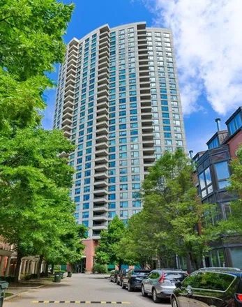 Rent this 3 bed condo on Kinzie Park Tower in 501 North Clinton Street, Chicago