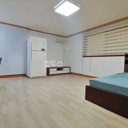 Rent this studio apartment on 서울특별시 서초구 잠원동 44-3