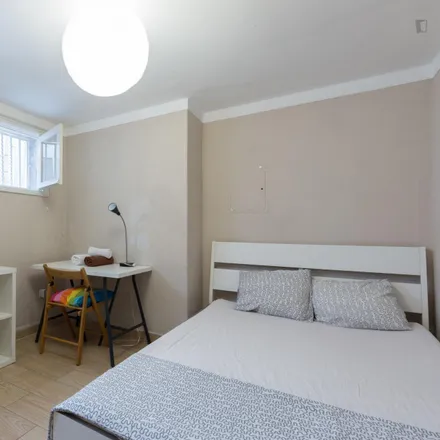 Rent this 11 bed room on Rua do Relógio in 4200-096 Porto, Portugal