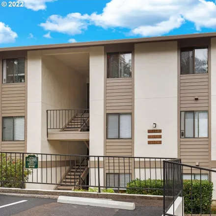 Buy this 2 bed condo on 3105 Southeast Lake Road in Milwaukie, OR 97222