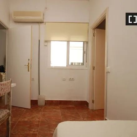 Image 5 - Calle Juana de Castilla, 41007 Seville, Spain - Room for rent