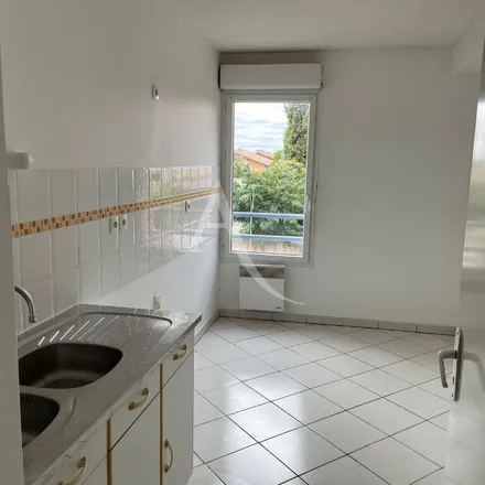 Rent this 3 bed apartment on Marché de Castelginest in Grand Place du Général de Gaulle, 31780 Castelginest