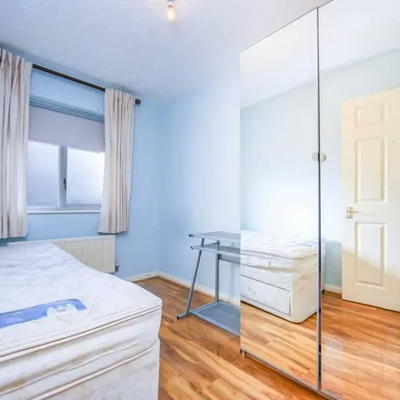 Rent this 2 bed apartment on Myddleton Avenue in London, N4 2FG