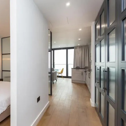 Image 5 - Emery Wharf, Vaughan Way, London, E1W 2AF, United Kingdom - Loft for rent